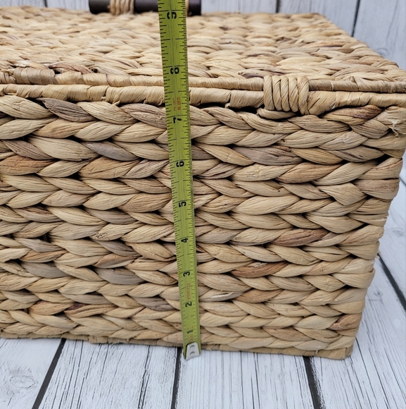 Natural Hyacinth Basket with Lid and Wooden Handle - Picture 8 of 9
